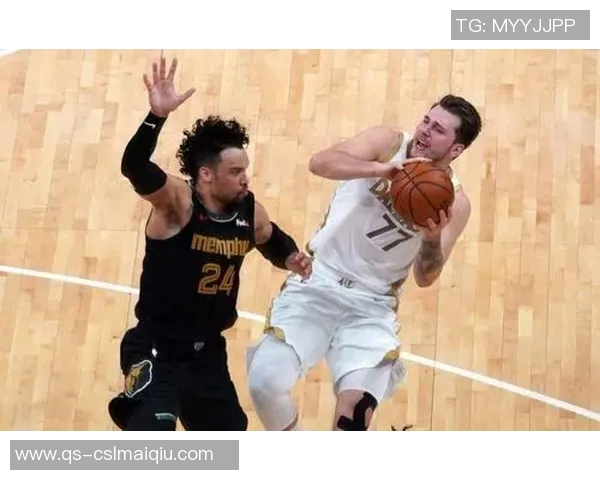 东契奇后撤步三分绝杀庆祝时刻与老队友小乔丹击掌共庆辉煌